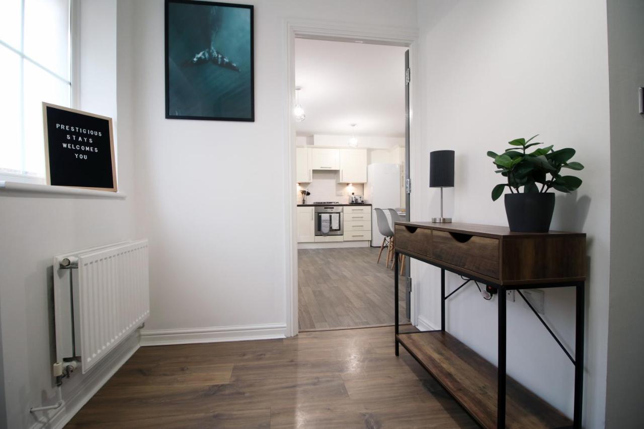 Delft - Spacious Home, High Speed Wi-Fi, Free Parking, Terrace 스윈던 외부 사진