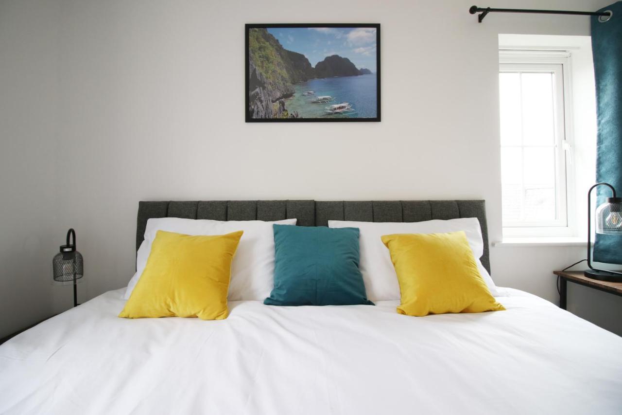 Delft - Spacious Home, High Speed Wi-Fi, Free Parking, Terrace 스윈던 외부 사진