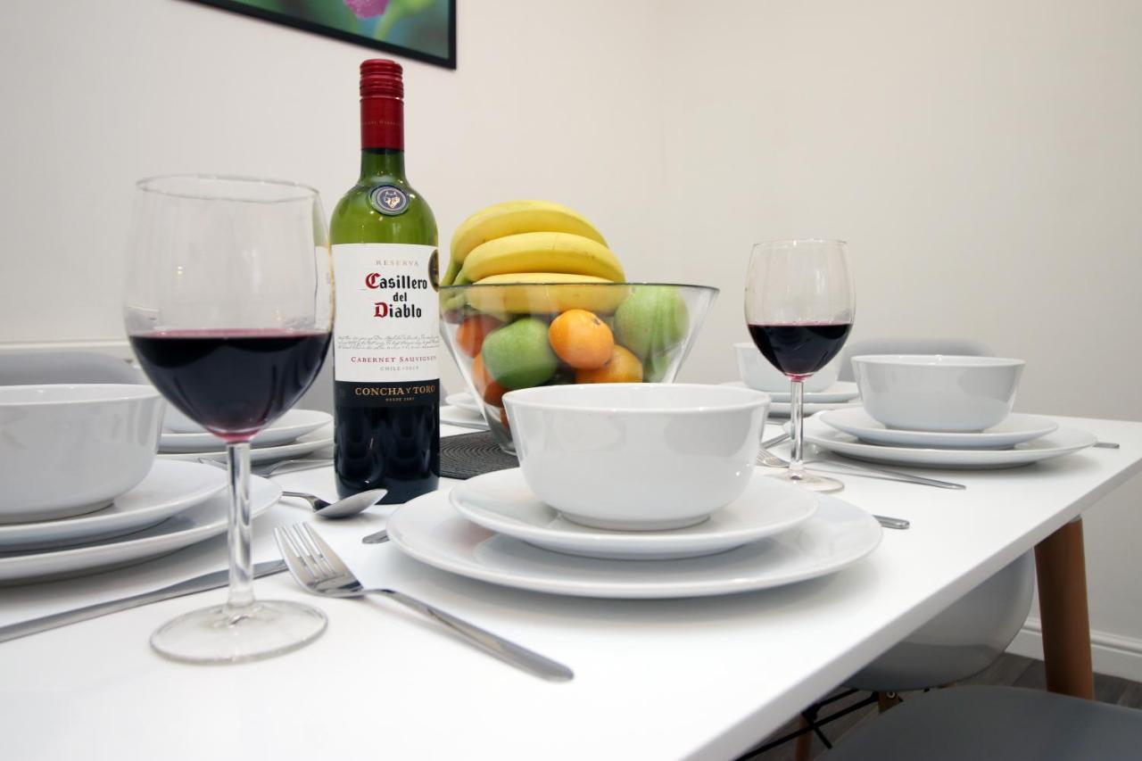 Delft - Spacious Home, High Speed Wi-Fi, Free Parking, Terrace 스윈던 외부 사진
