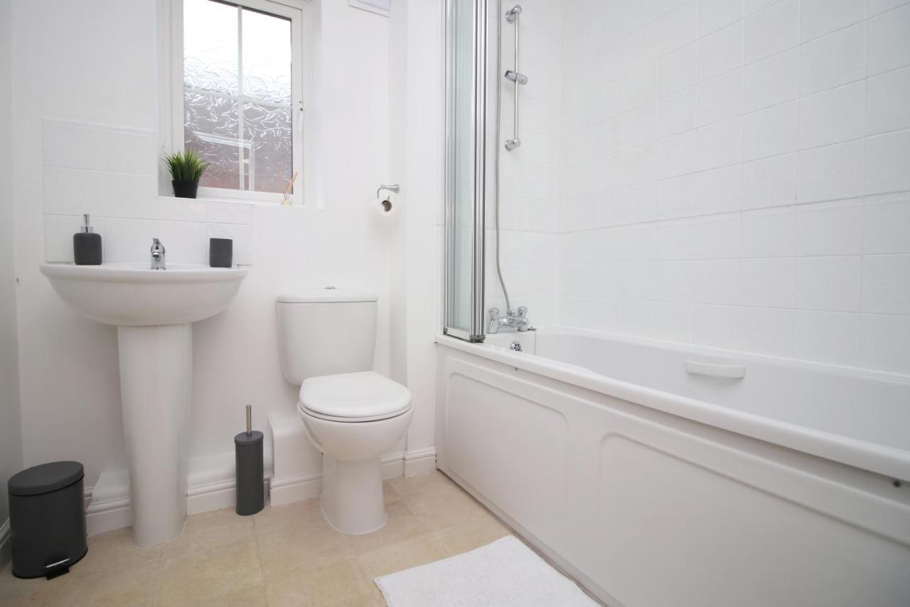 Delft - Spacious Home, High Speed Wi-Fi, Free Parking, Terrace 스윈던 외부 사진