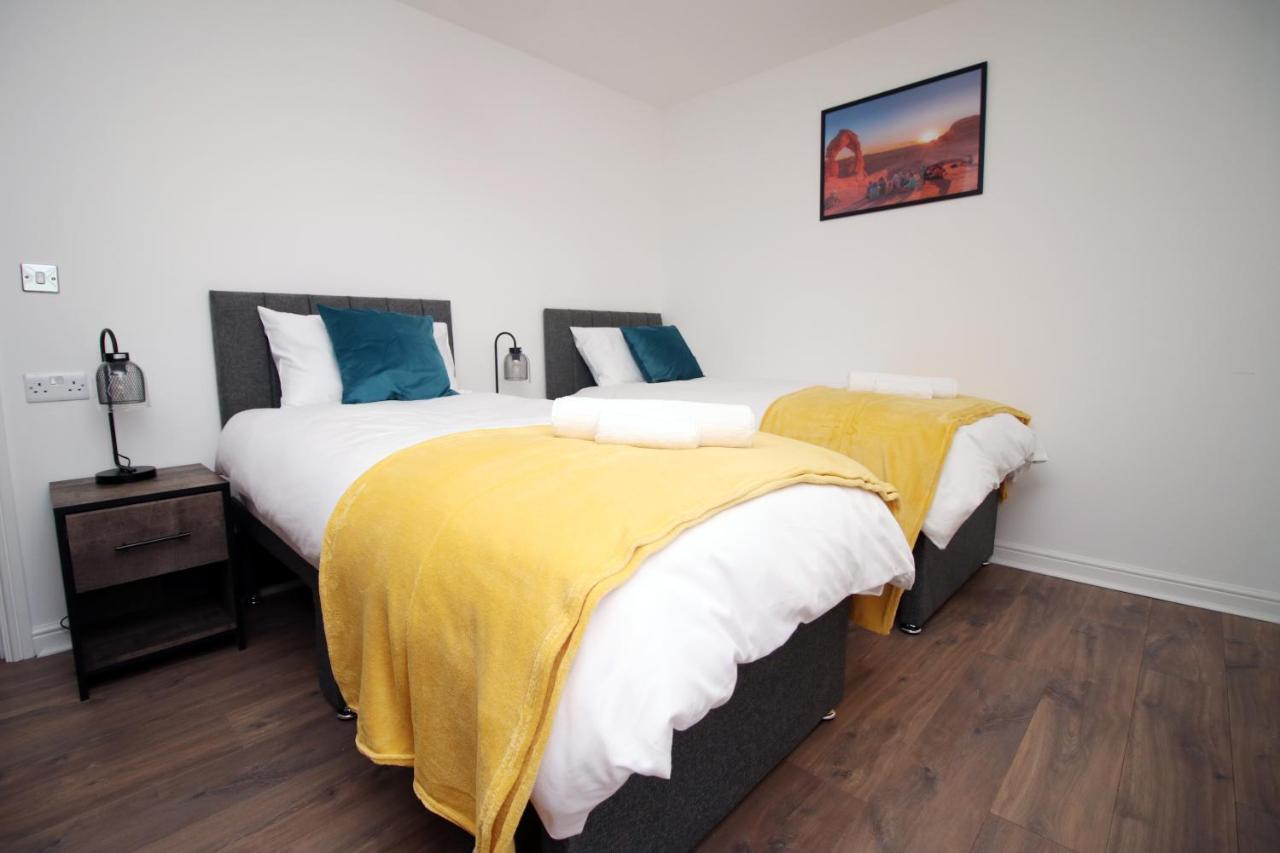 Delft - Spacious Home, High Speed Wi-Fi, Free Parking, Terrace 스윈던 외부 사진